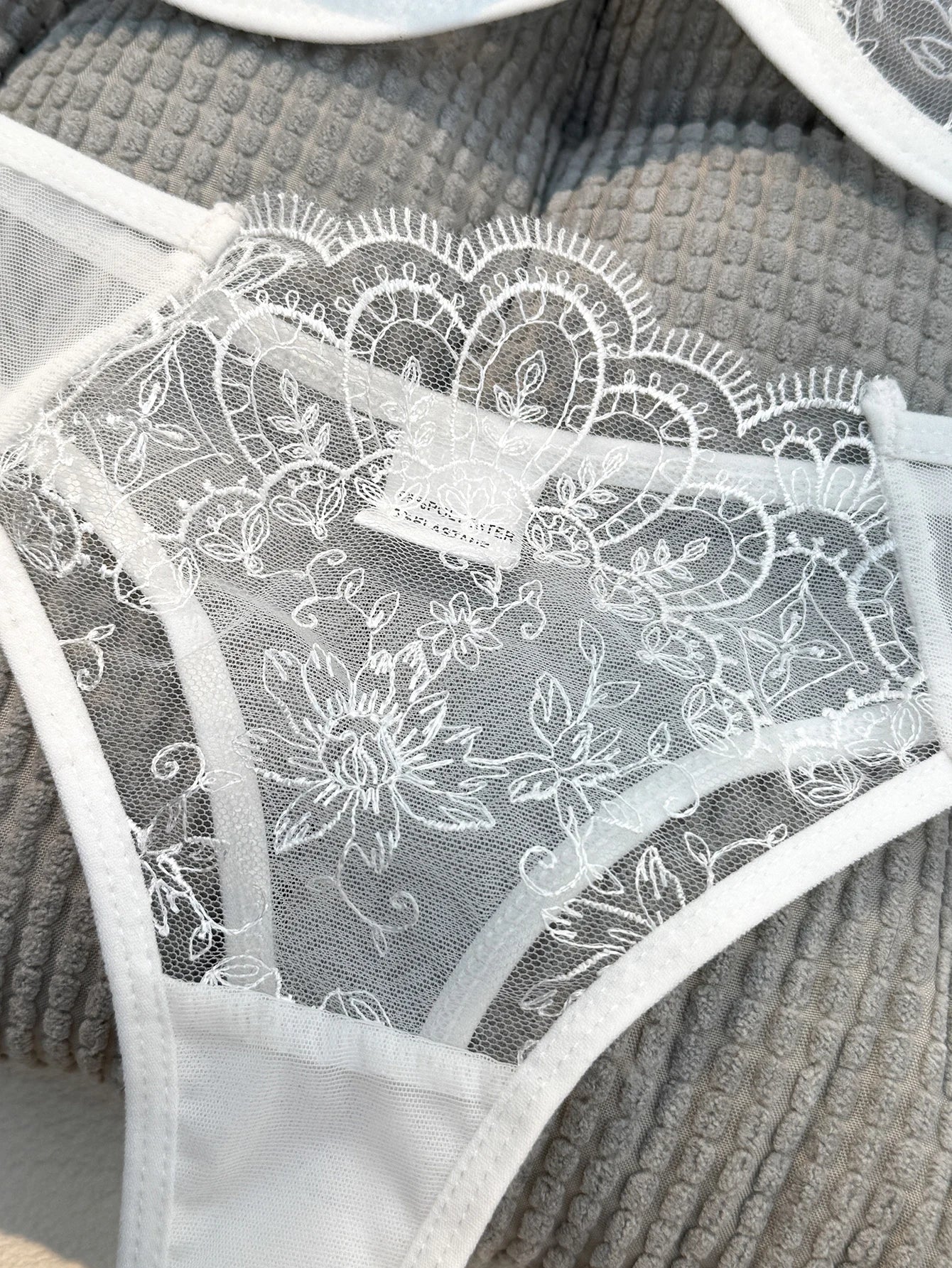 2-piece White sexy lingerie set, an experience of daily intimate life that is both pure and exudes allure ZA824057
