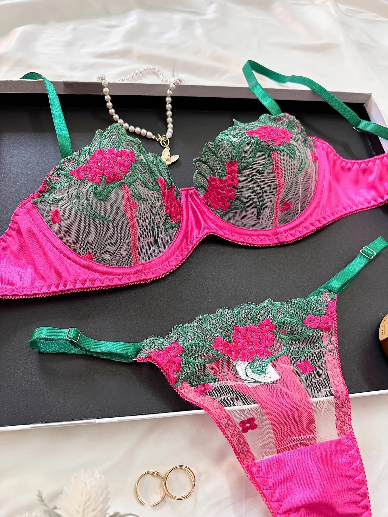 A set of sexy rose-red lingerie, including a bra and panties with daisy patterns, as well as a comfortable home-style