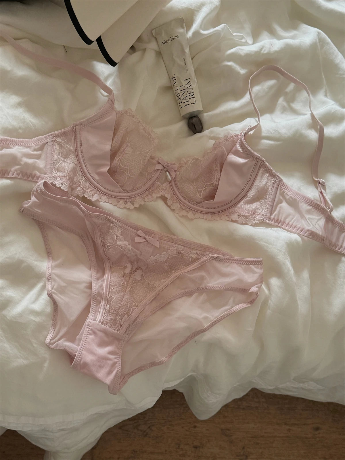 Ensemble Lingerie Luxe Français Dentelle Brodée Noir Mystère Rose Pur Soutien-Gorge Grand Découpe Cadeau Sensuel Design Élégant