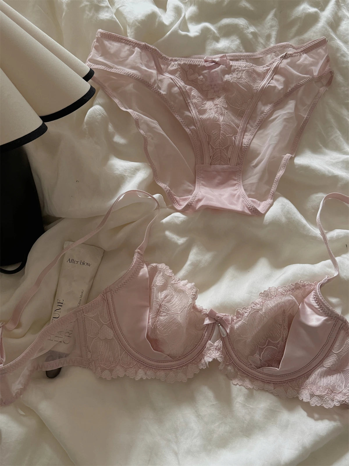 Ensemble Lingerie Luxe Français Dentelle Brodée Noir Mystère Rose Pur Soutien-Gorge Grand Découpe Cadeau Sensuel Design Élégant