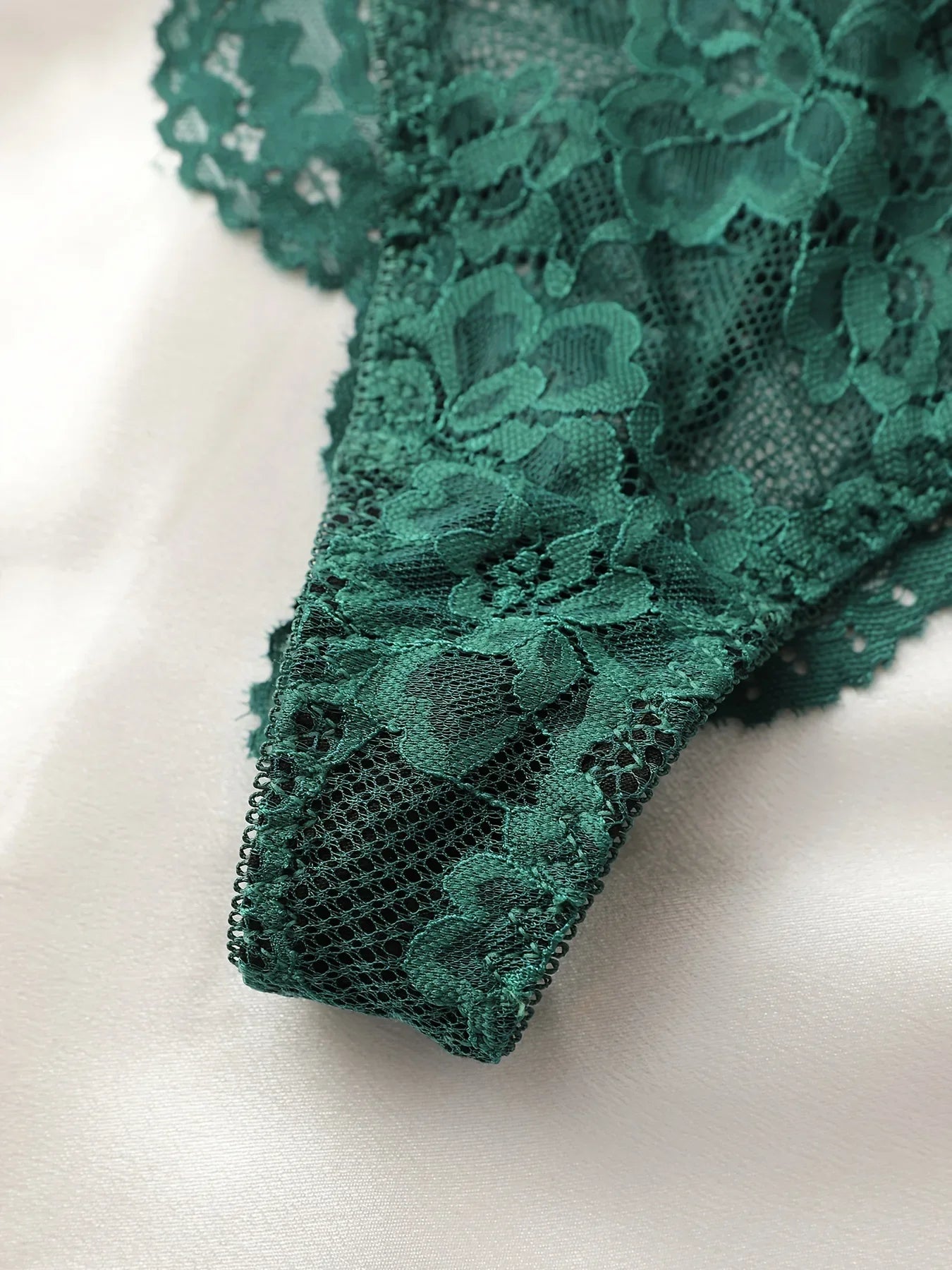 Women's Floral Lace Lingerie Set - Sexy Underwire Bandeau Bra & Scallop Thong, Breathable Comfort for Daily Wear All Seasons
