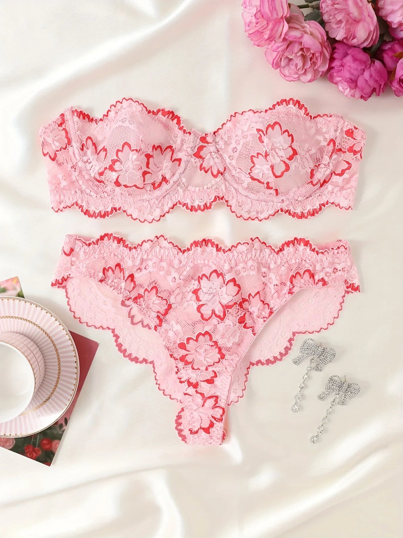 Women's Floral Lace Lingerie Set - Sexy Underwire Bandeau Bra & Scallop Thong, Breathable Comfort for Daily Wear All Seasons