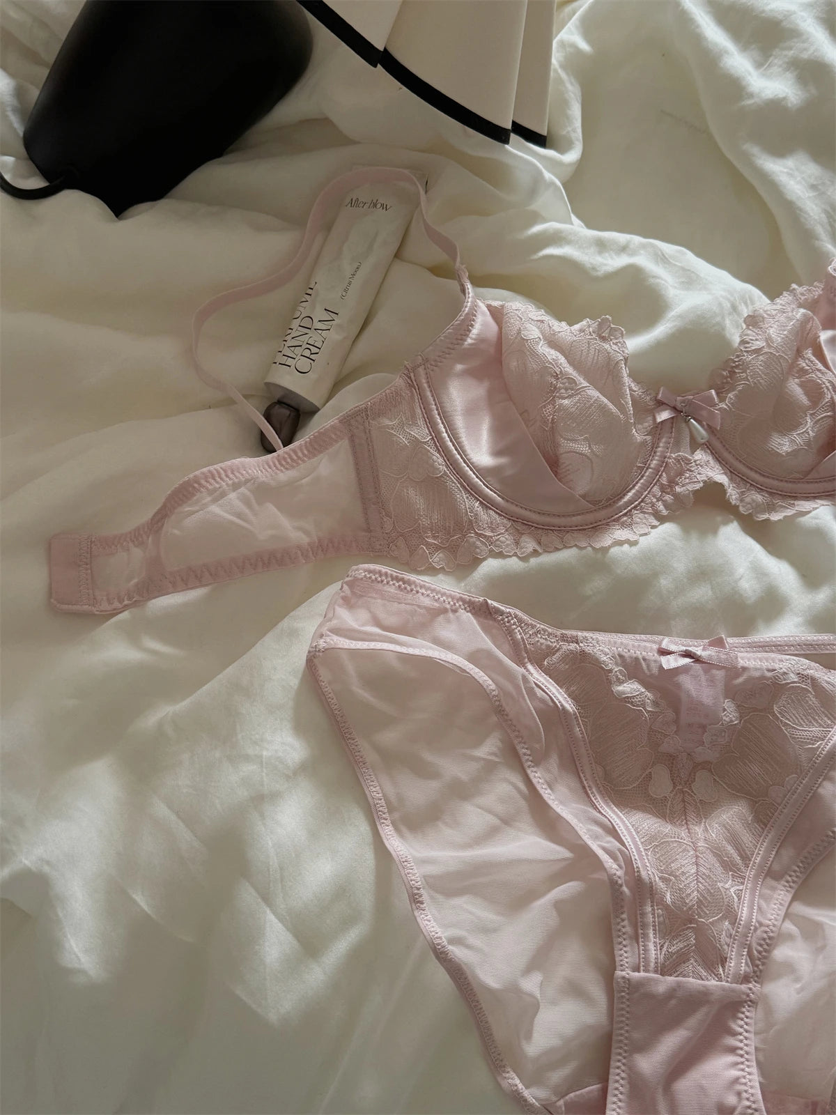Ensemble Lingerie Luxe Français Dentelle Brodée Noir Mystère Rose Pur Soutien-Gorge Grand Découpe Cadeau Sensuel Design Élégant