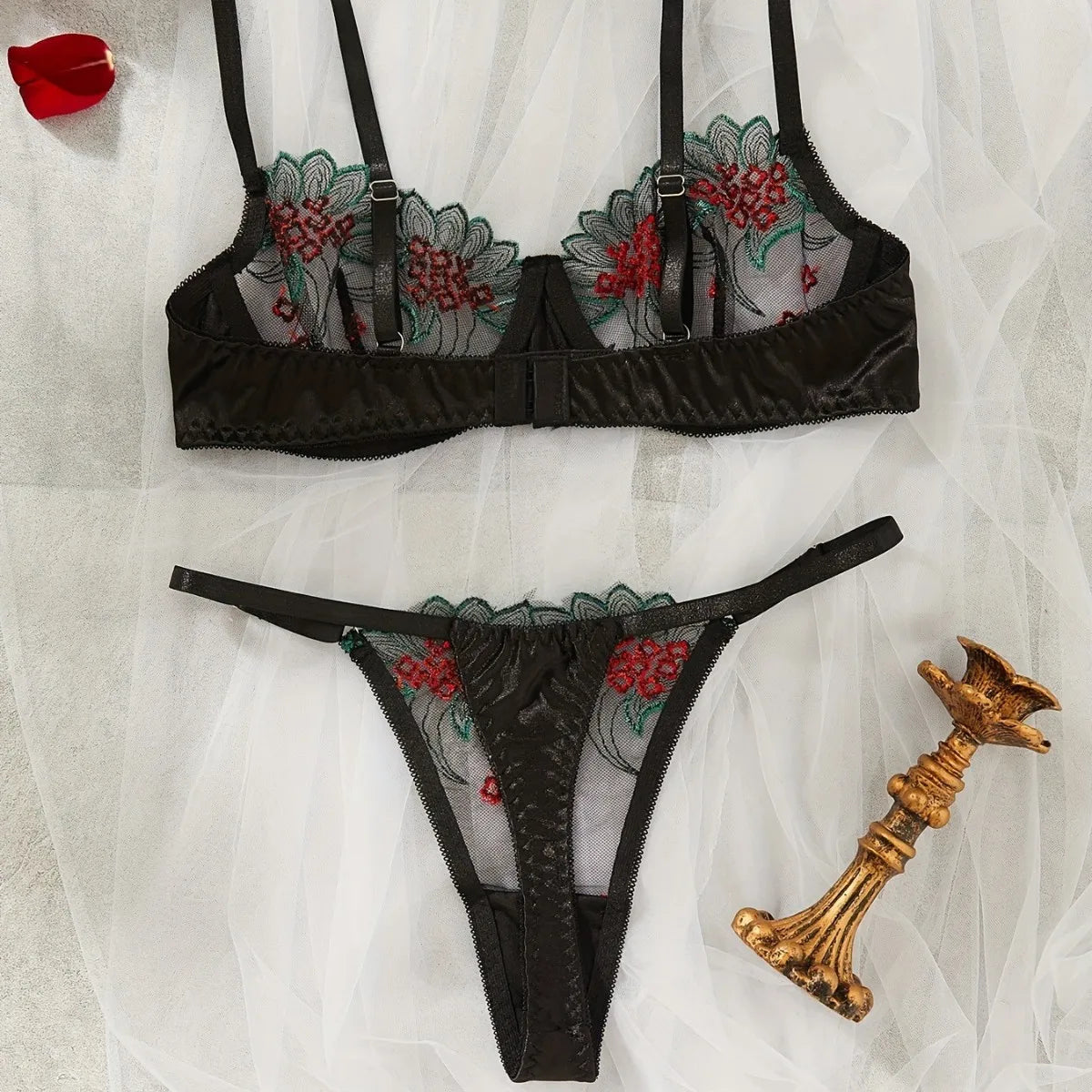 A set of sexy rose-red lingerie, including a bra and panties with daisy patterns, as well as a comfortable home-style