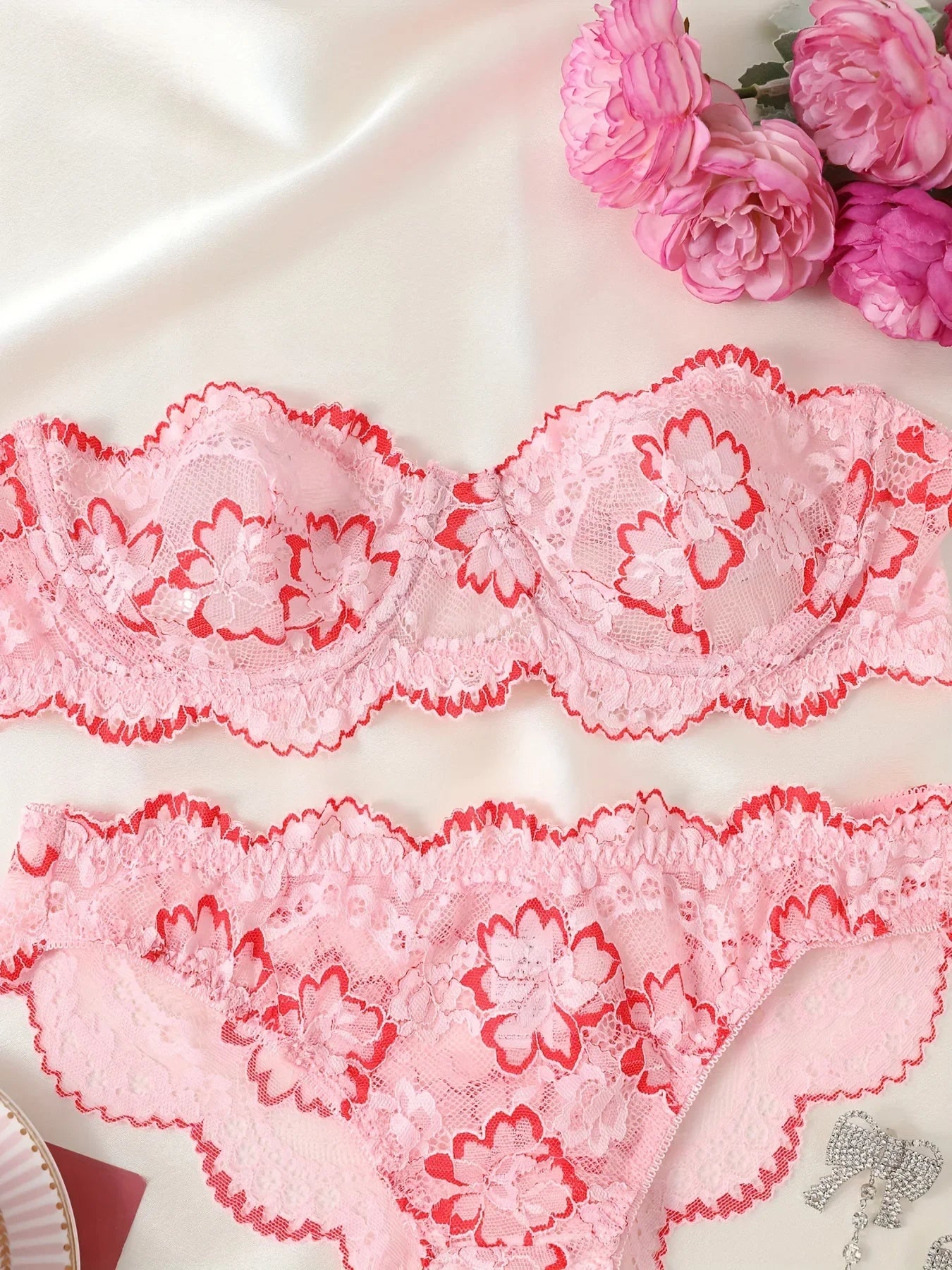 Women's Floral Lace Lingerie Set - Sexy Underwire Bandeau Bra & Scallop Thong, Breathable Comfort for Daily Wear All Seasons