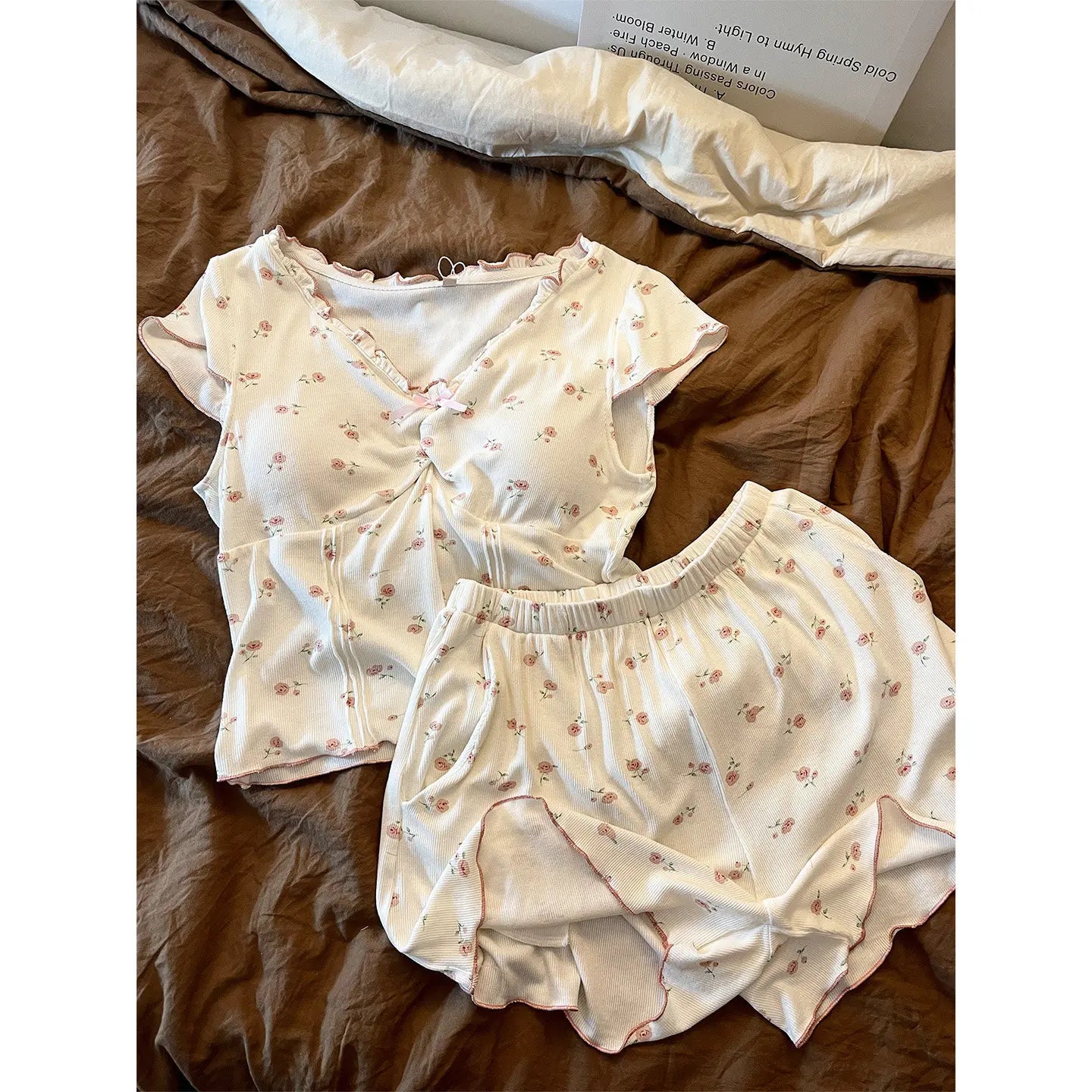 New Summer Women's Pajama Set: Lightweight Floral Print Two-Piece Set with Padded Top and Shorts—sweet and Cozy Loungewear