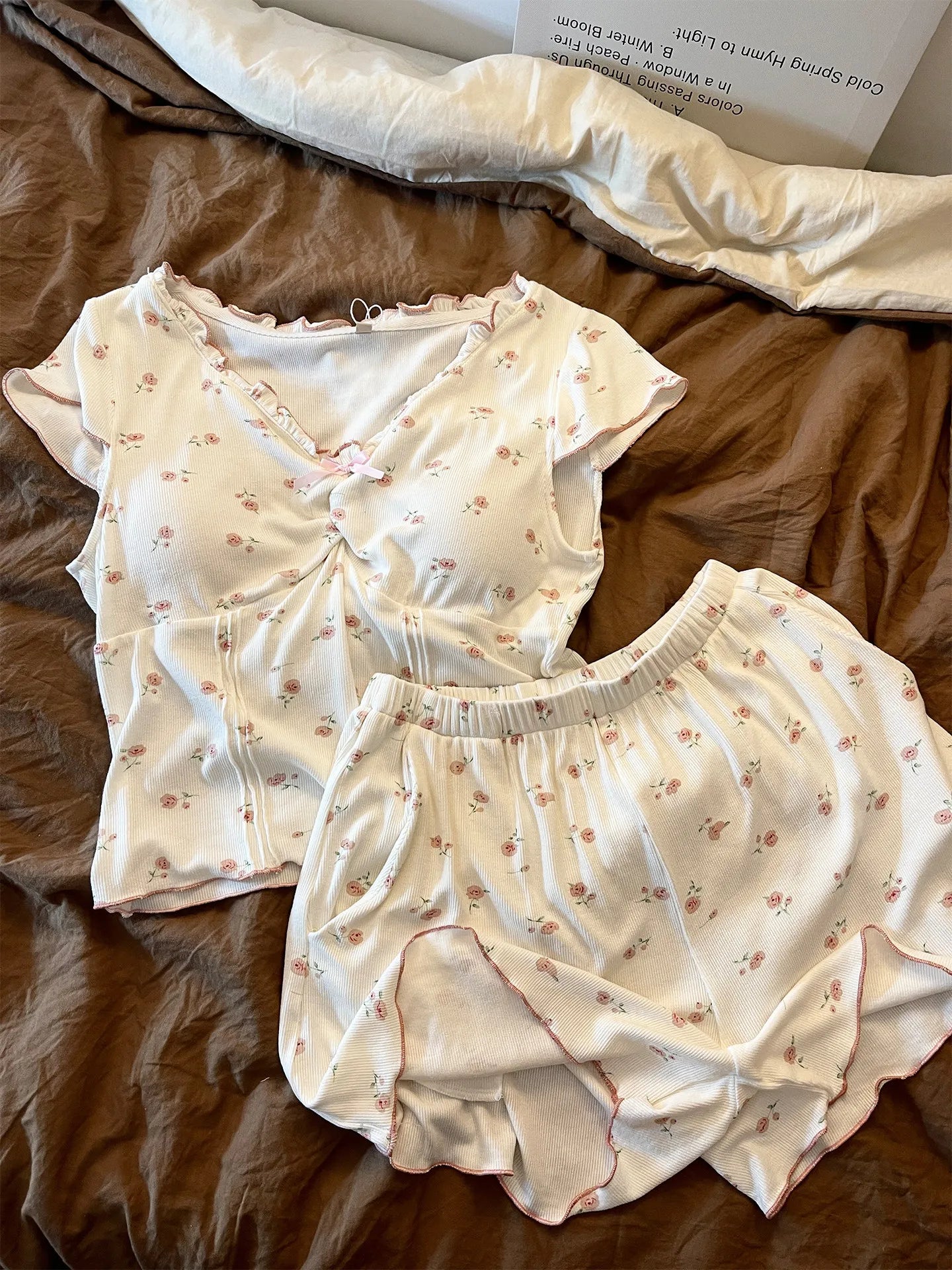 New Summer Women's Pajama Set: Lightweight Floral Print Two-Piece Set with Padded Top and Shorts—sweet and Cozy Loungewear