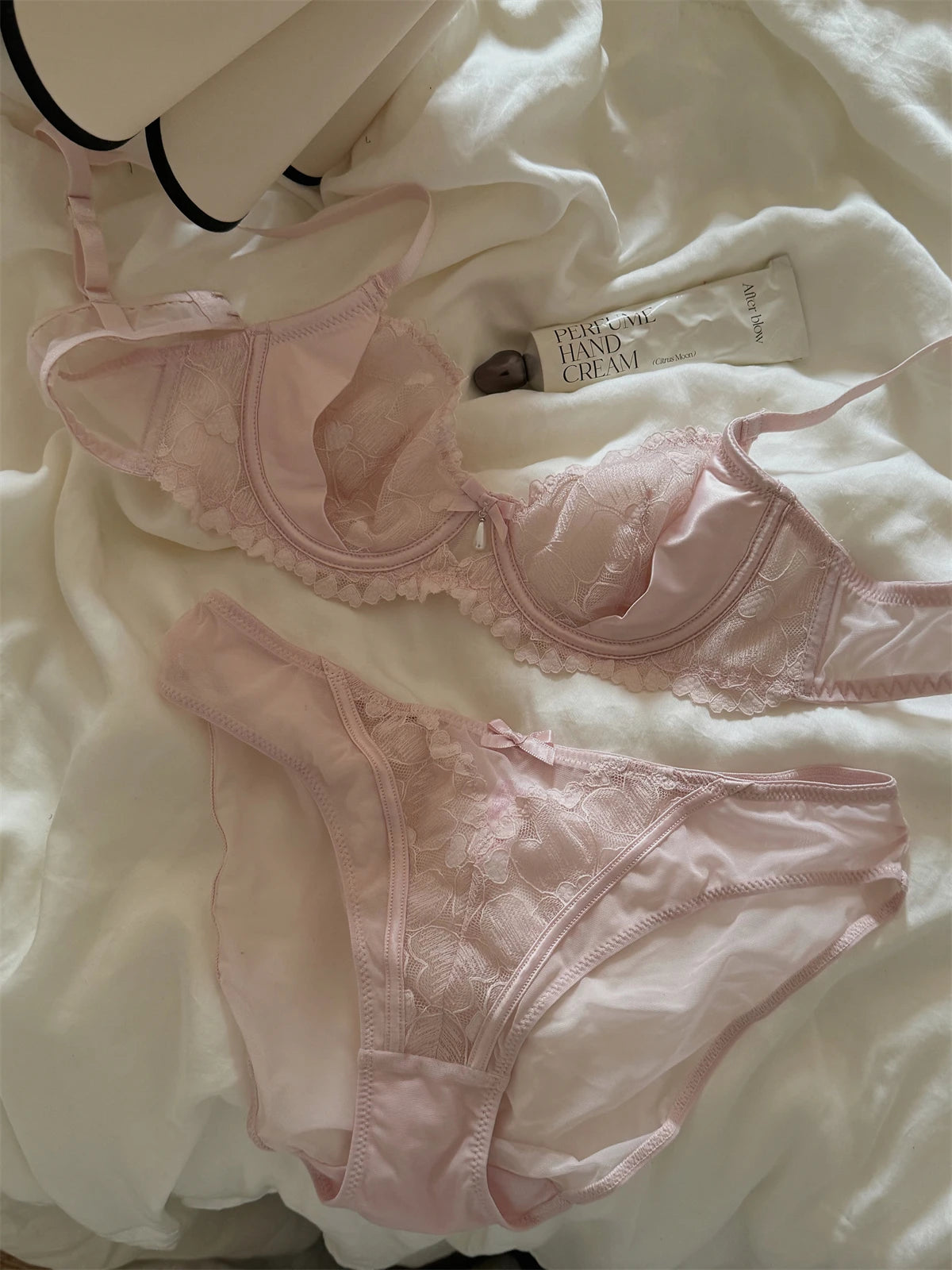 Ensemble Lingerie Luxe Français Dentelle Brodée Noir Mystère Rose Pur Soutien-Gorge Grand Découpe Cadeau Sensuel Design Élégant