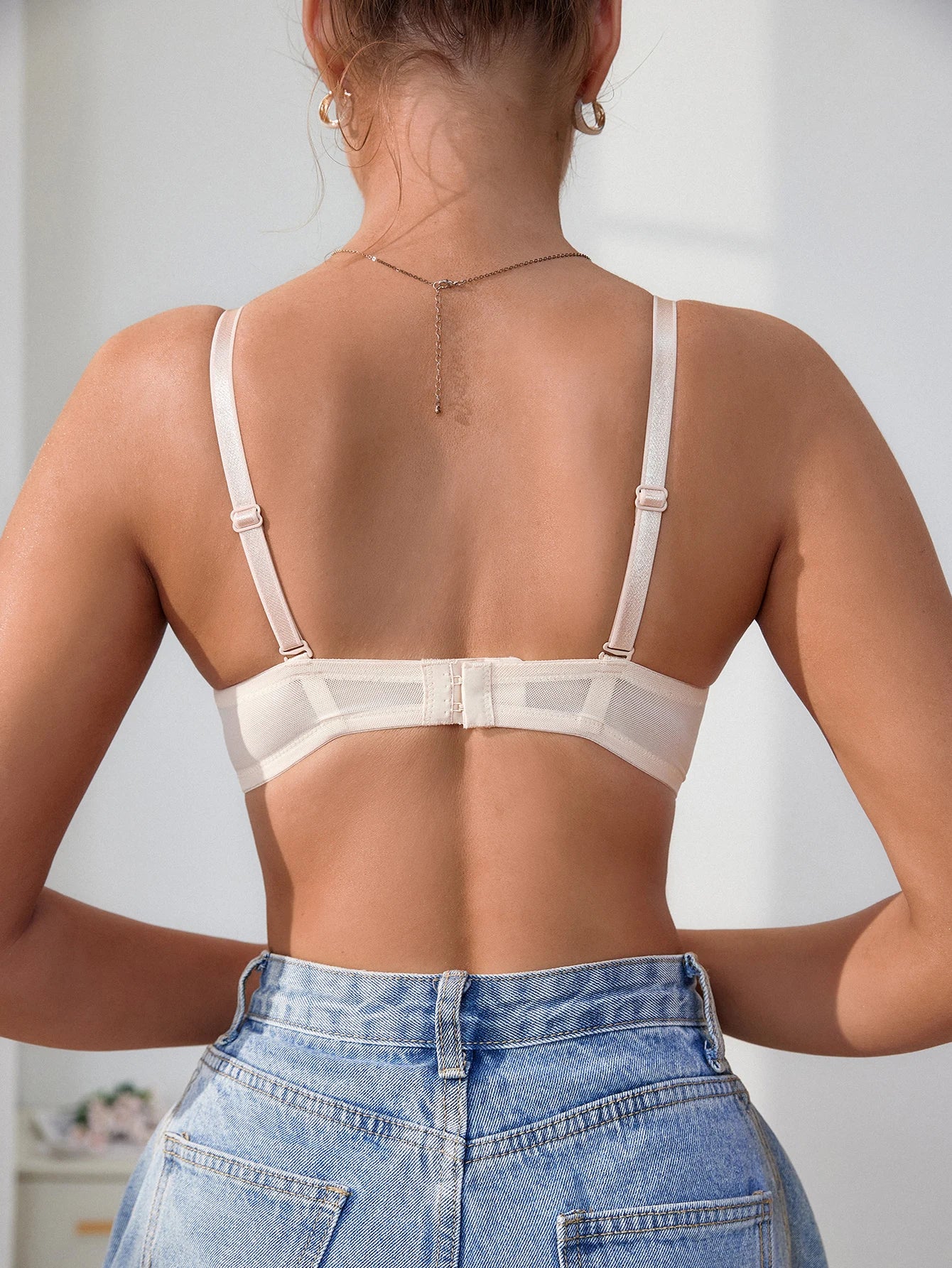 Front-fastening strapless bra with removable straps Back closure design ideal for off-the-shoulder and spaghetti-strap outfits