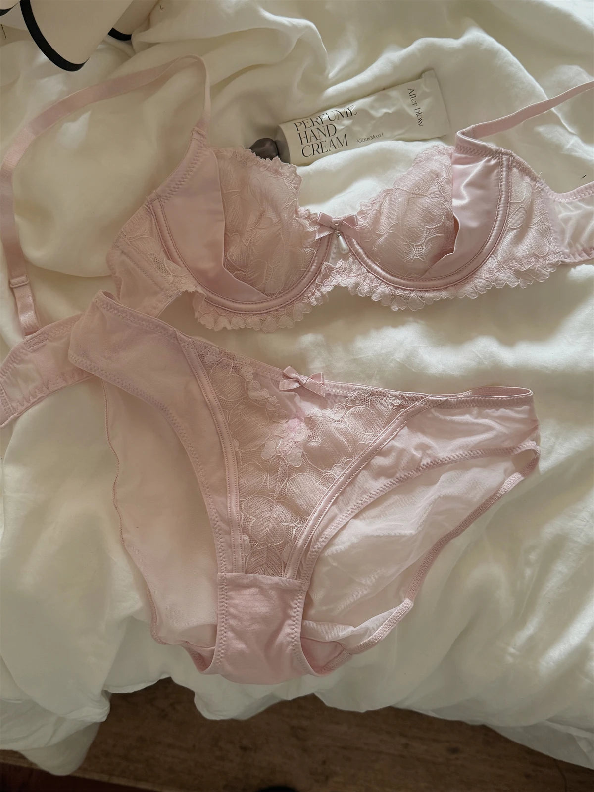 Ensemble Lingerie Luxe Français Dentelle Brodée Noir Mystère Rose Pur Soutien-Gorge Grand Découpe Cadeau Sensuel Design Élégant