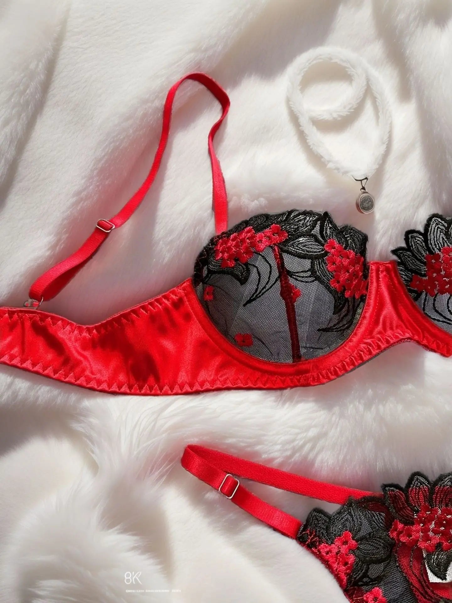 A set of sexy rose-red lingerie, including a bra and panties with daisy patterns, as well as a comfortable home-style