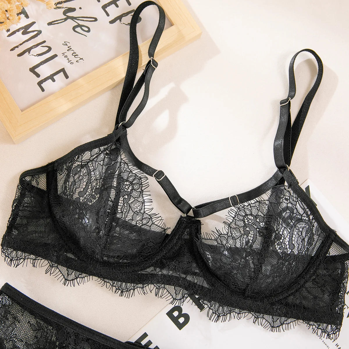 Sexy Lingerie Seduction Set Sexy French Eyelash Lace Hollow Bra Garter Belt Four Piece Bodysuit Sets Charming Beautiful EM6S